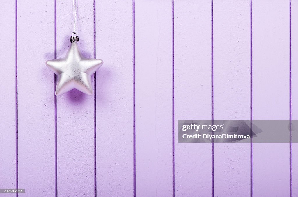 Weihnachtsdekoration auf einem lila gestreiften Hintergrund - selektiv