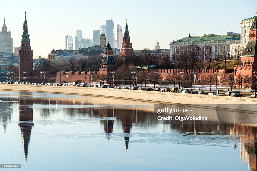 Blick auf den Kreml vom Fluss in Moskau, Russland