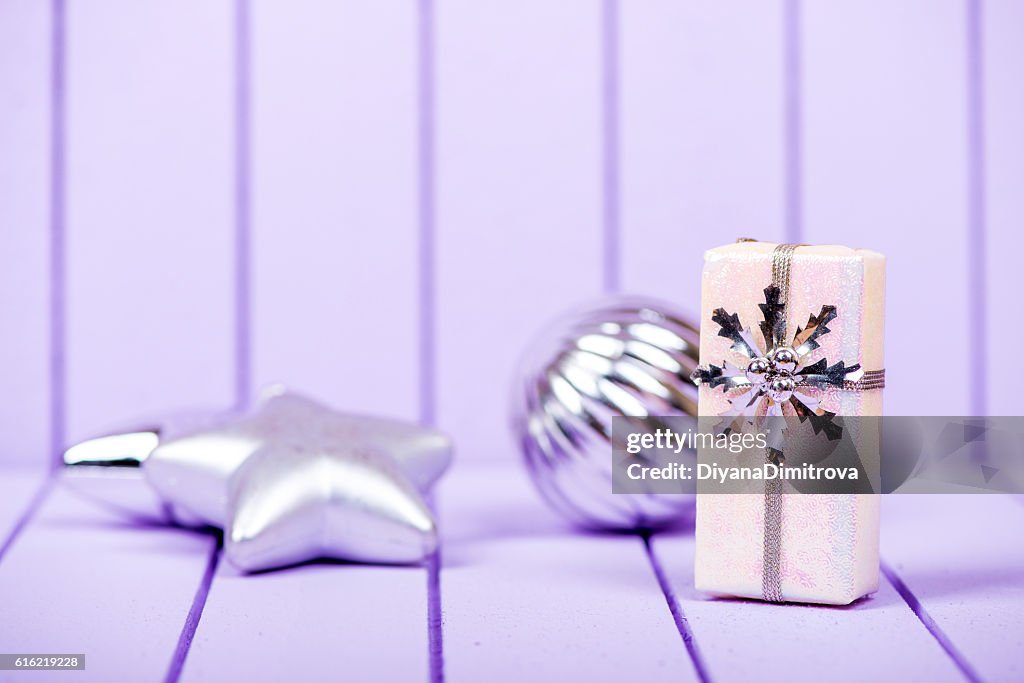 Décoration de Noël sur fond rayé violet - sélective