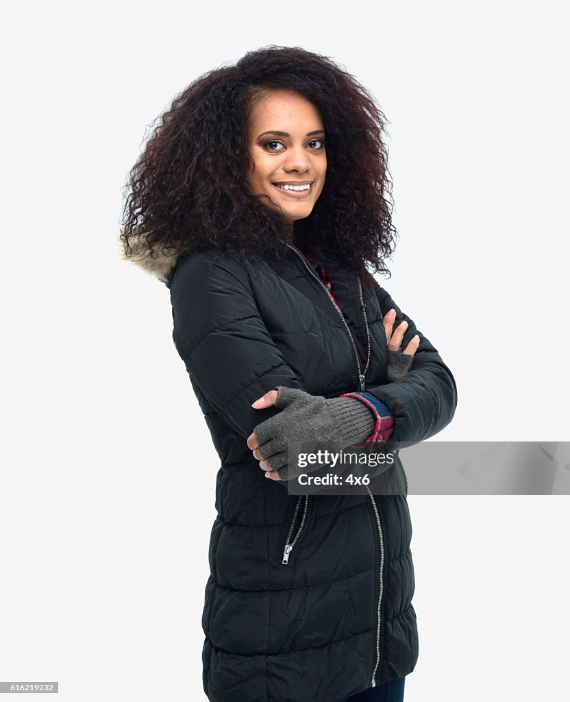 Souriant femme debout avec les bras croisés 