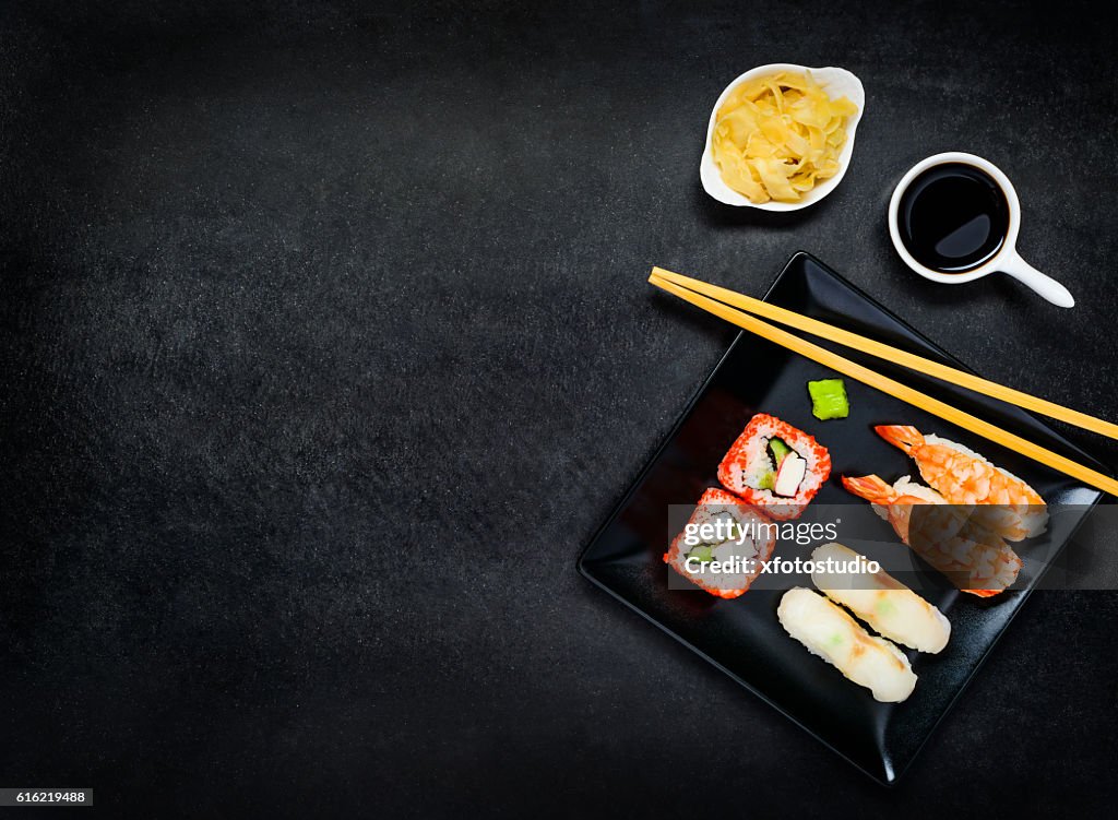 Sushi auf dunkler Platte mit Kopierraum