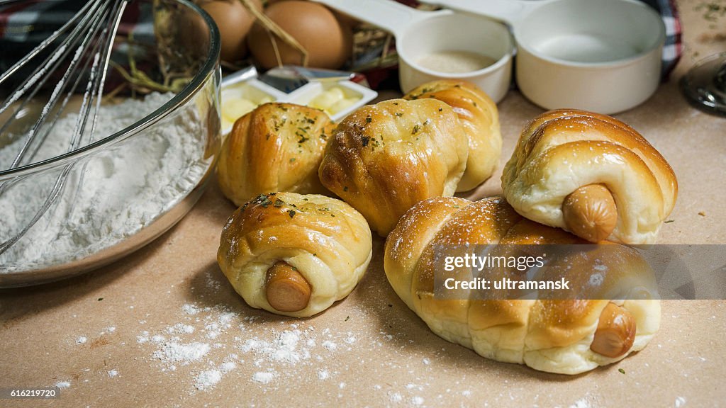 Rollo de salchicha de pan en la mesa de madera con ingrediente.