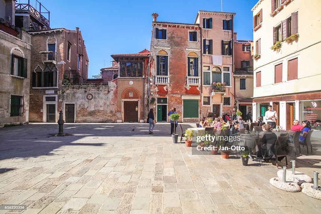 Winzige Häuser und kleiner Platz in Venedig, Italien