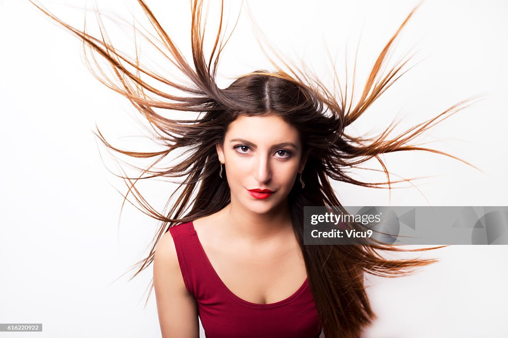 Portrait de fille modèle de mode avec de longs cheveux soufflants.