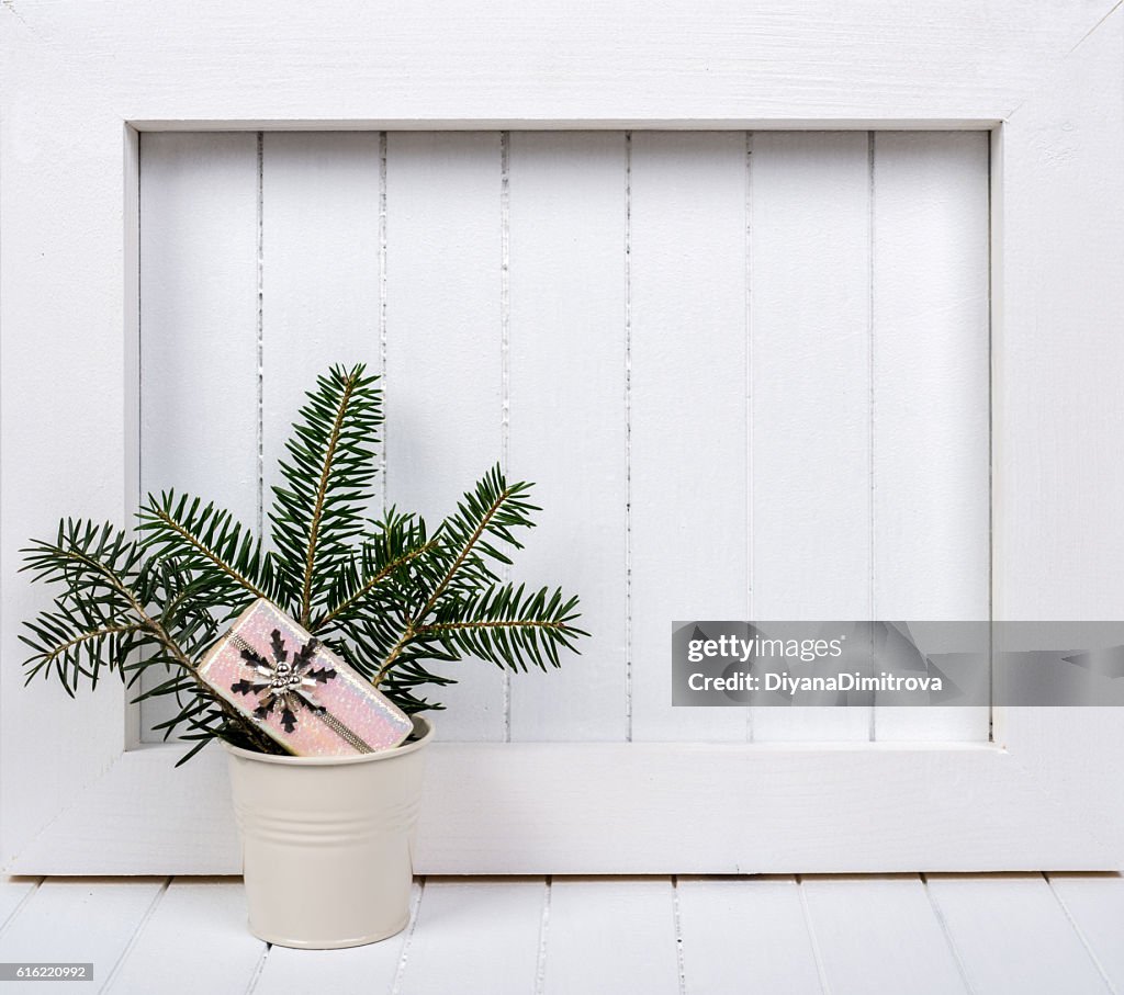 Marco de madera blanca y decoración navideña sobre fondo blanco