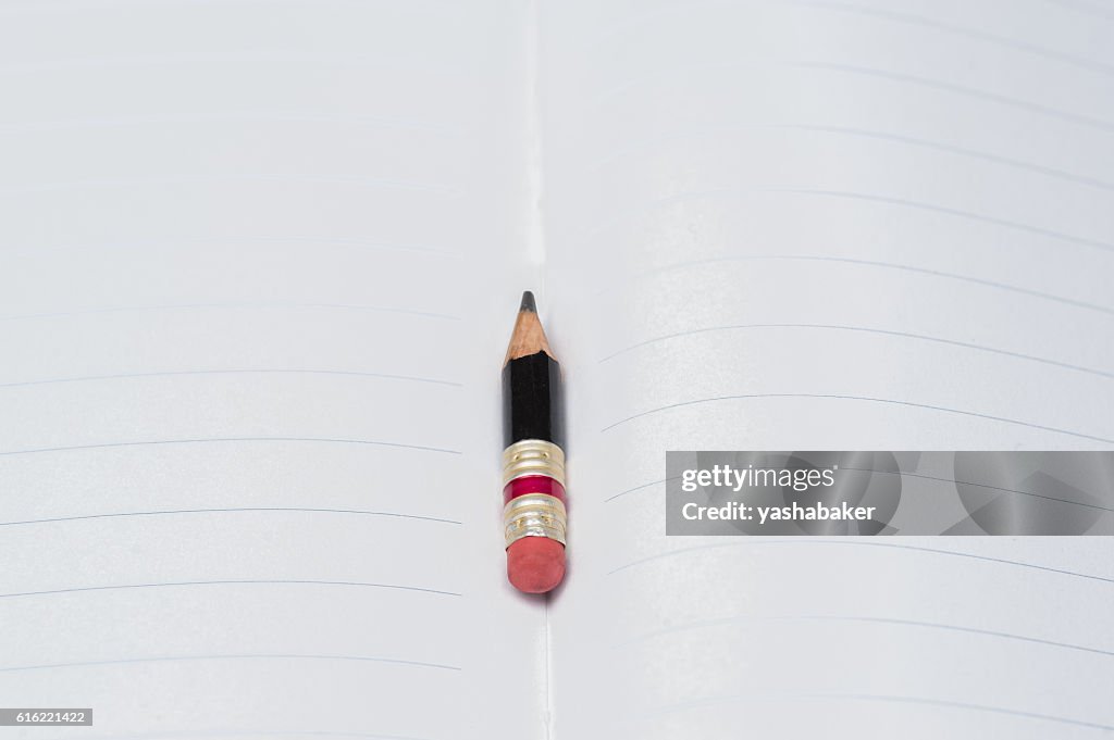 Schwarzer Bleistift mit rosa Radierer auf einem Papier