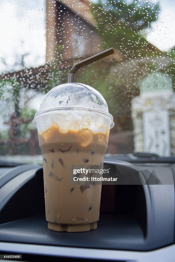 Tasse Eiskaffee im Auto mitnehmen