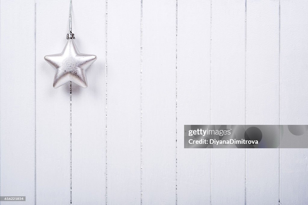 Weihnachtsdekoration über weißem Hintergrund - selektiver Fokus, Kopierraum