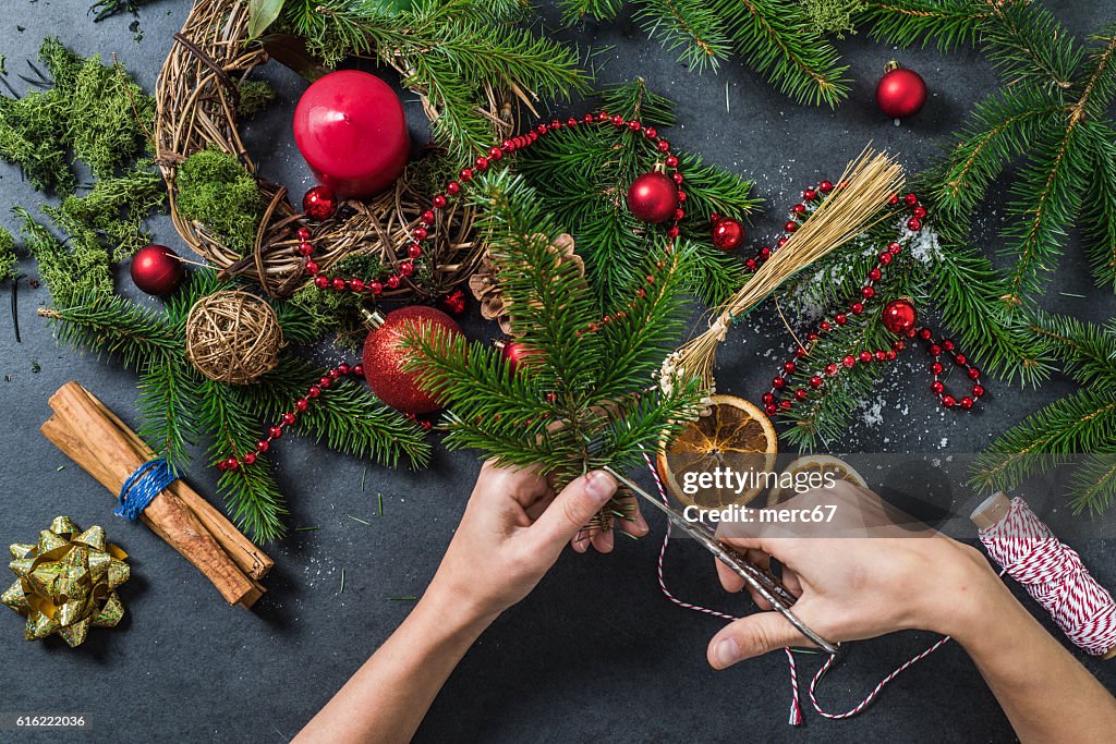 Mujer artesana trabajando en decoraciones navideñas hechas a mano