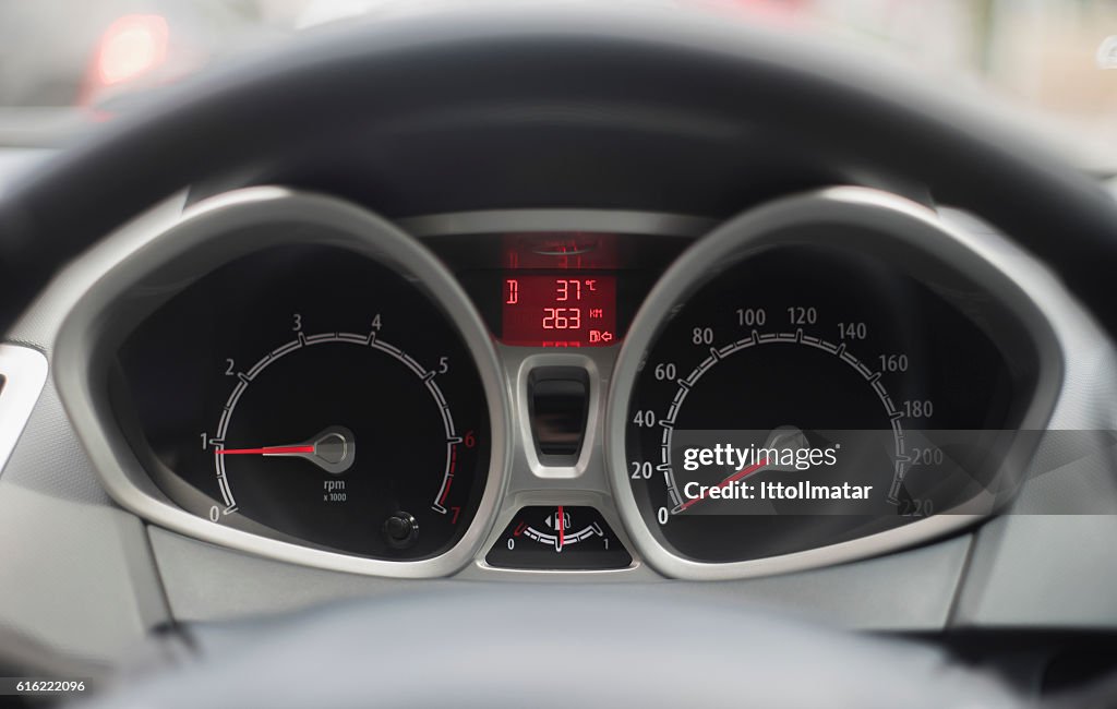 Nahaufnahme von modernen Tacho, Auto-Dashboard,