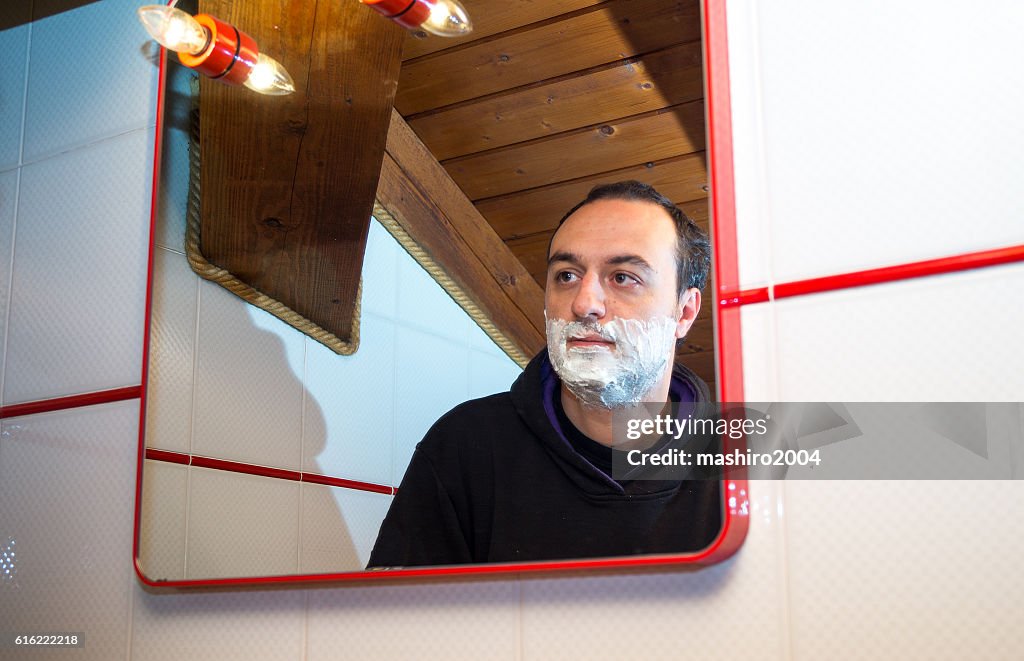 Selfie im Spiegel, während ich Bart rasieren