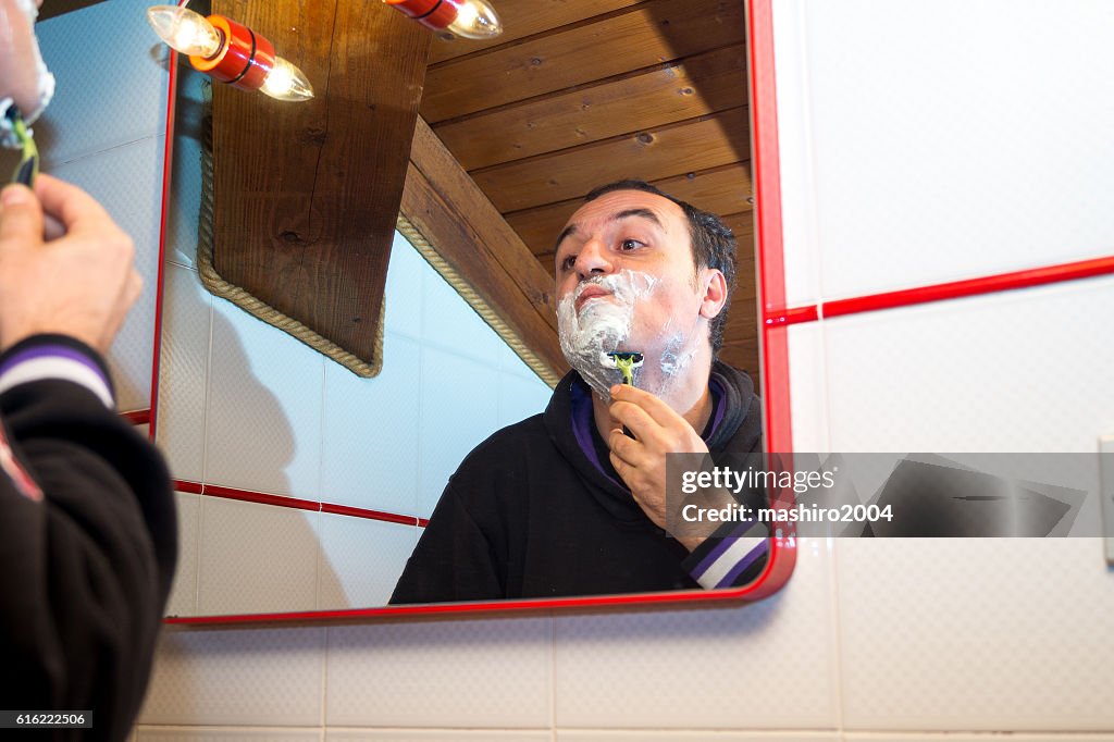 Selfie dans le miroir pendant que je rase la barbe