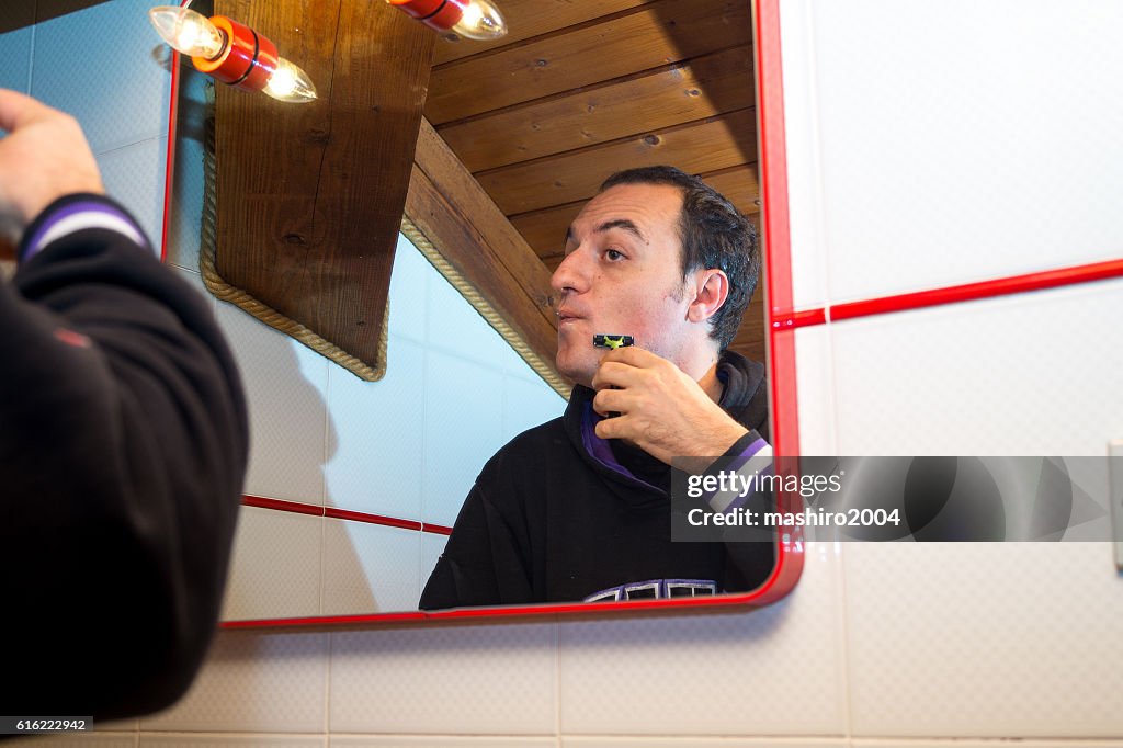 Selfie im Spiegel, während ich Bart rasieren