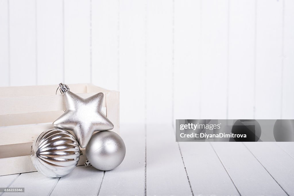 Décoration de Noël sur fond blanc - mise au point sélective, espace de copie