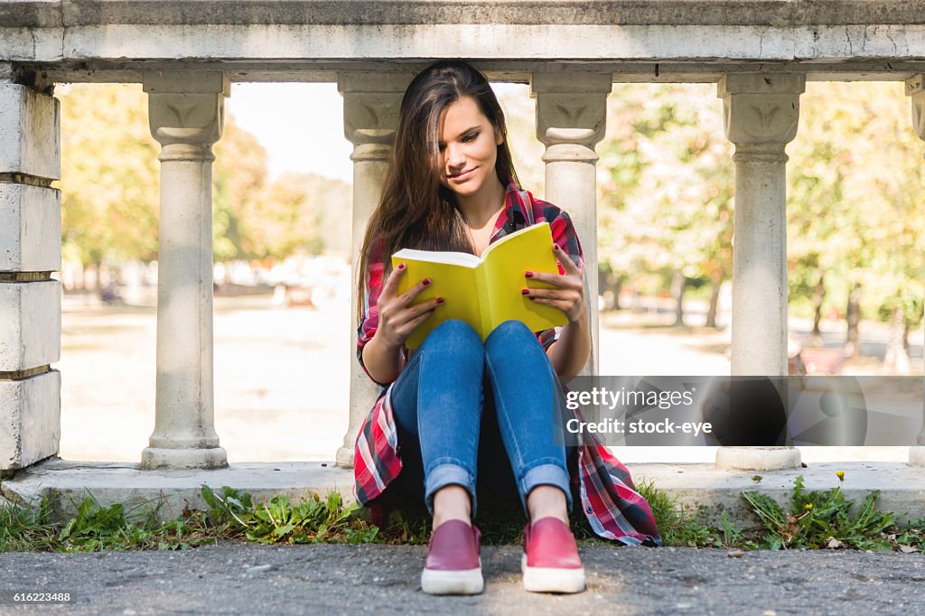 Étudiante étudiante étudiant dans le parc