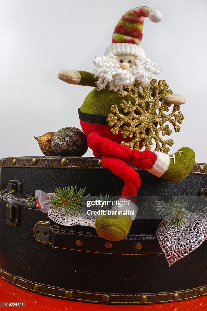 Weihnachtsmann sitzt auf Vintage braunE Kasse