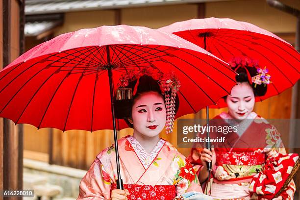 maiko lehrling geisha japanische frauen in traditionellen kimonos - geisha stock-fotos und bilder