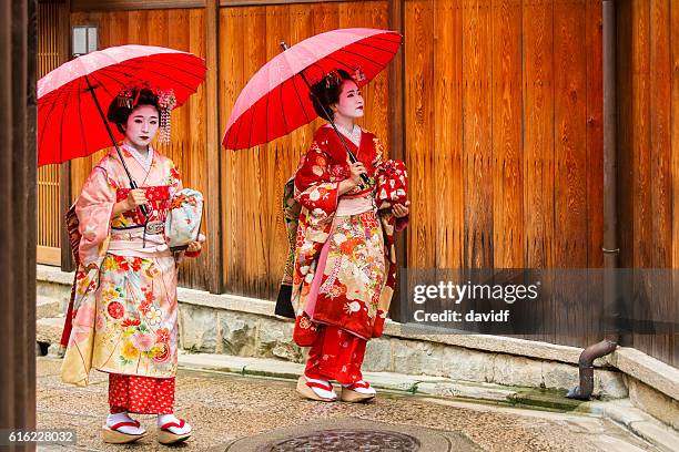 aprendiz maiko gueixa japonês tradicional kimonos mulheres em - maiko imagens e fotografias de stock
