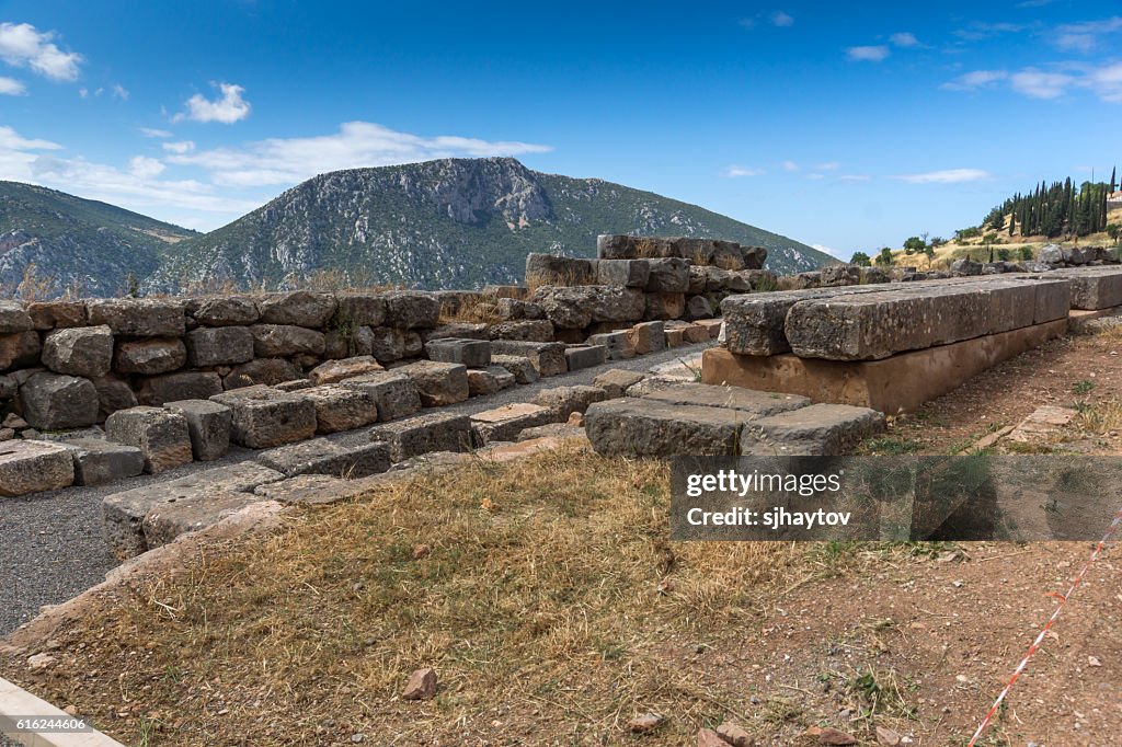 Panorama und Ruinen der antiken griechischen archäologischen Stätte von Delphi