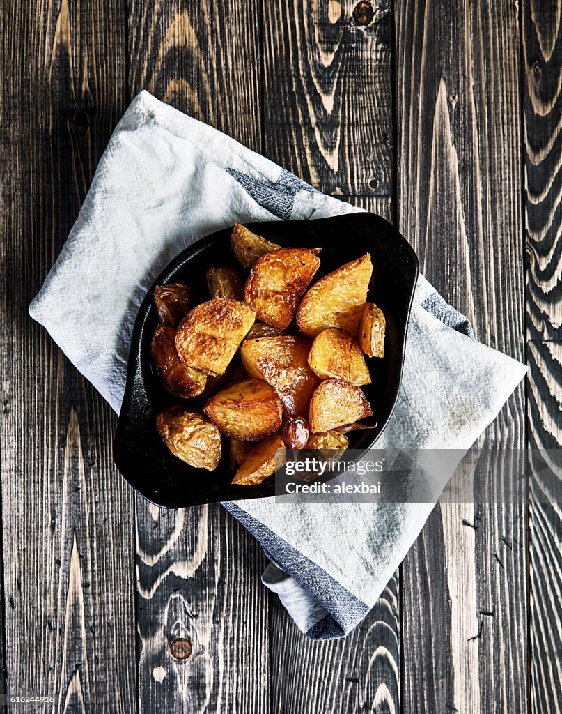 Baked potato wedges with garlic, christmas garnish