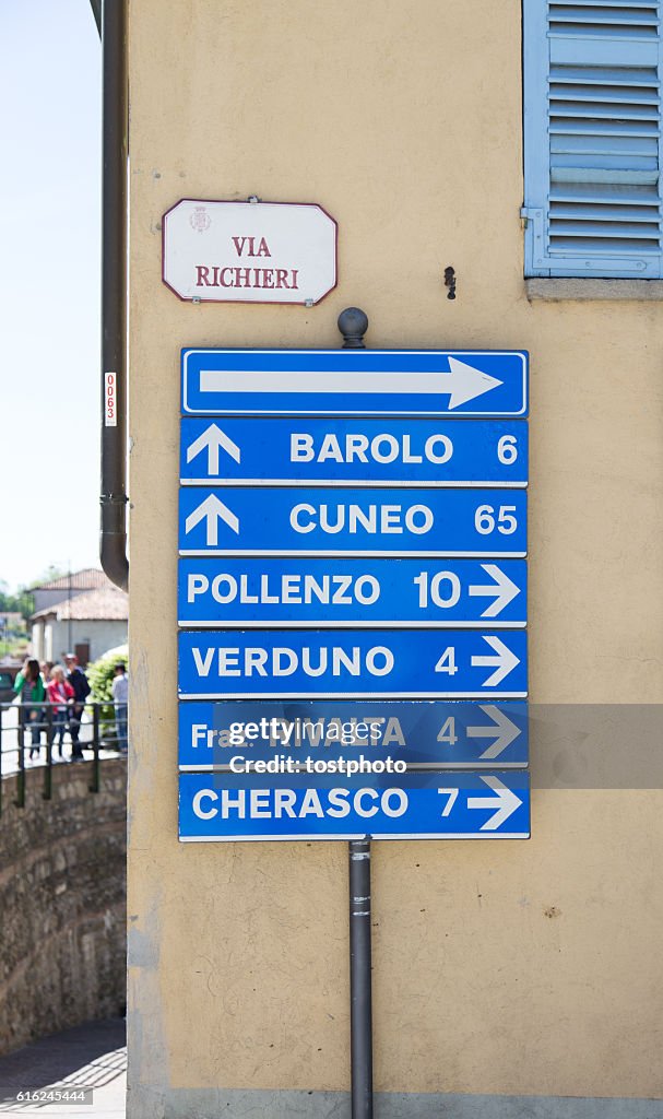 Straßenschilder in der Region Langhe, Italien