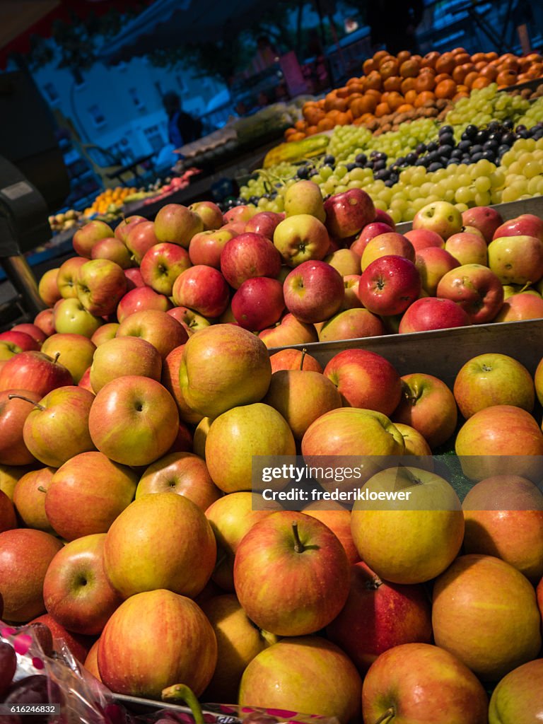 Köstliche Äpfel und andere Früchte auf einem Markt