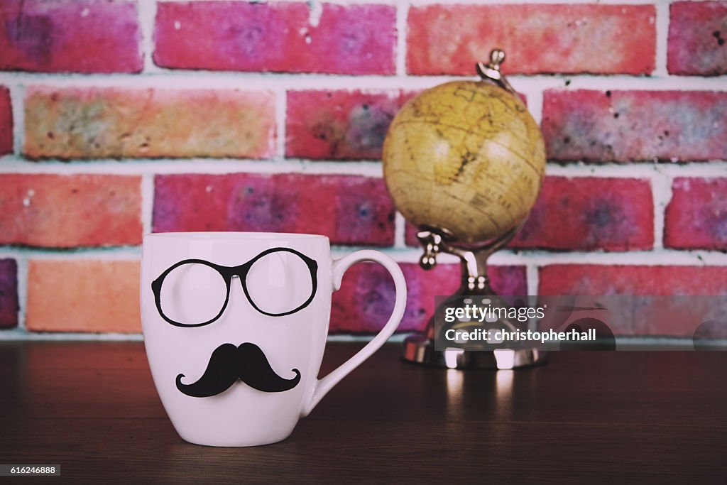 Kaffeetasse mit einem schwarzen Hipster Schnurrbart Vintage Retro
