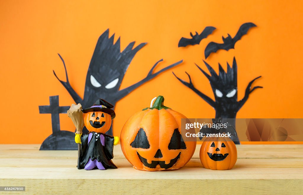 Zucche di Halloween su tavolo di legno