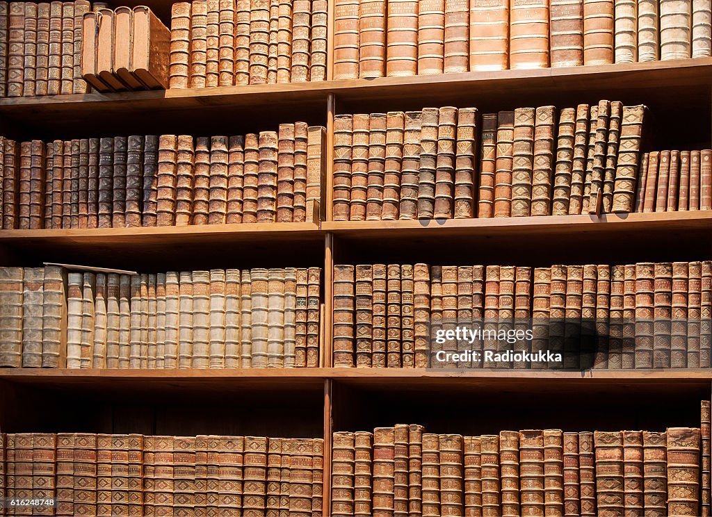 Étagère vintage avec des livres anciens dans la bibliothèque de Vienne