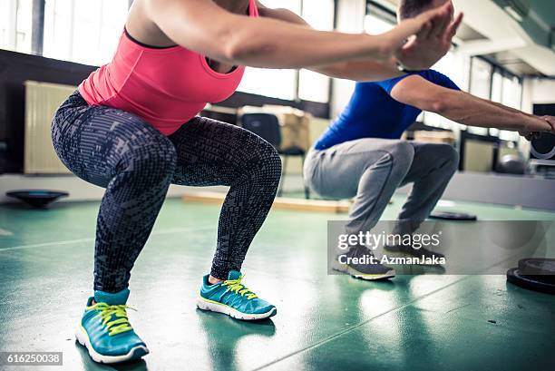 squat tous les jours - accroupi photos et images de collection