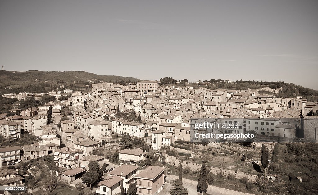 Typisches mittelalterliches Dorf in der Toskana zwischen Arezzo und Siena