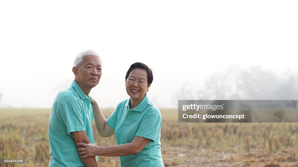 Porträt des asiatischen Seniorenpaares auf hellgrünem Hintergrund