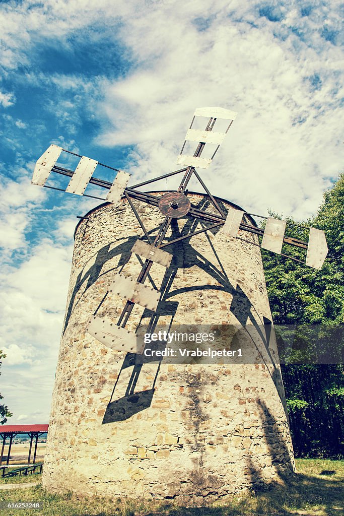 Alte Turmwindmühle in Holic, Slowakei, Retro-Fotofilter