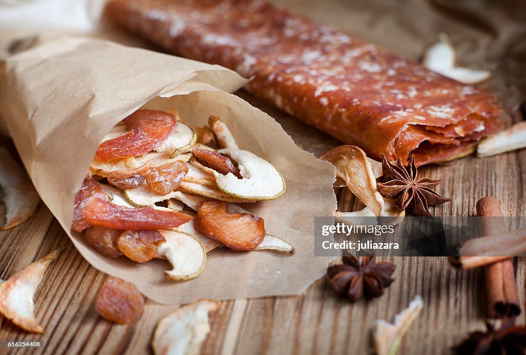 Trockenfrüchte und Gewürze für Glühwein, Sternanis, Zimt