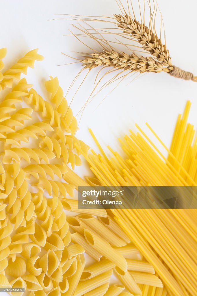 Spieße von Weizen und verschiedene Arten von Pasta