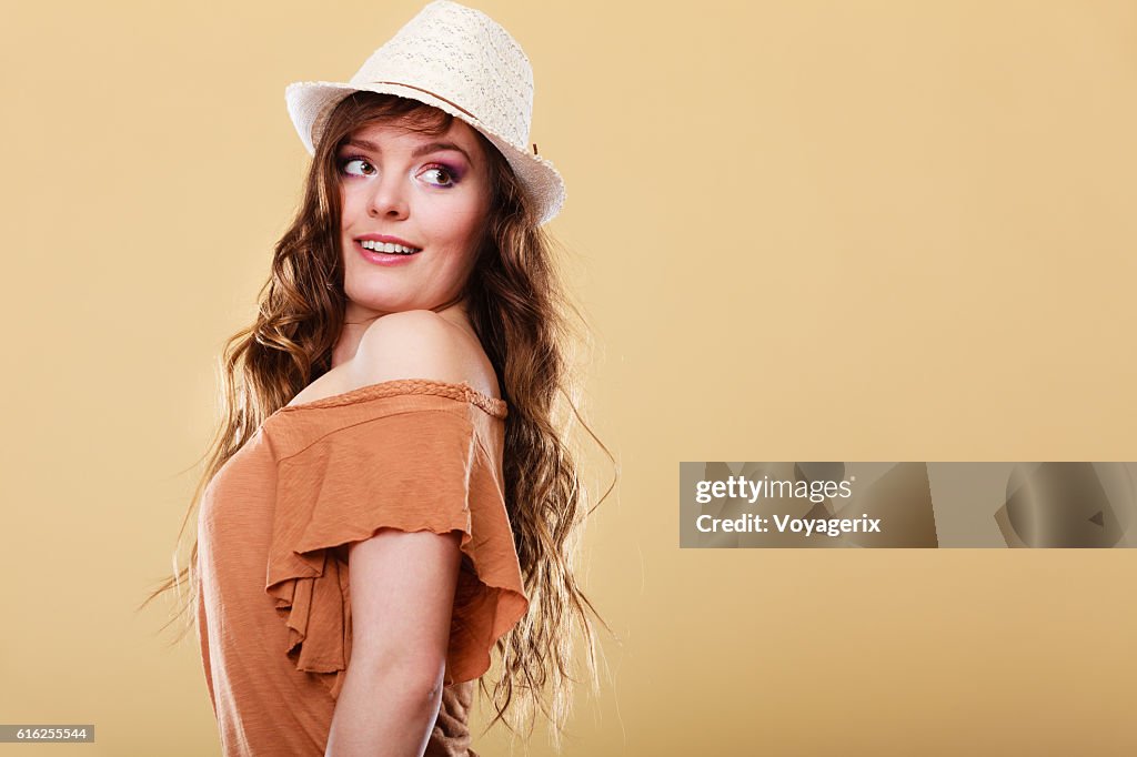 Adorável Menina em Roupas de Verão brilhante Chapéu de Palha