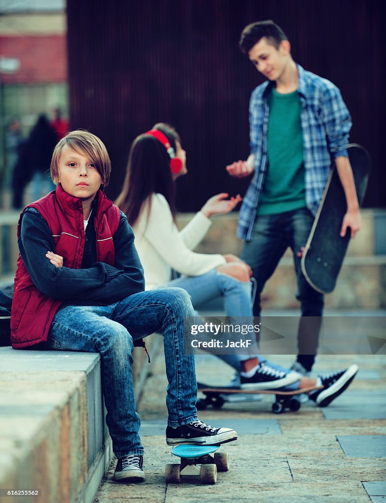 Offended niño y pareja de adolescentes de diferencia