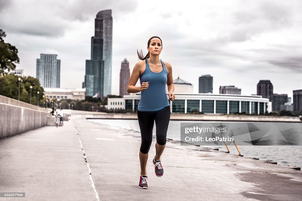 Femme de faire de l'exercice en plein air dans la ville