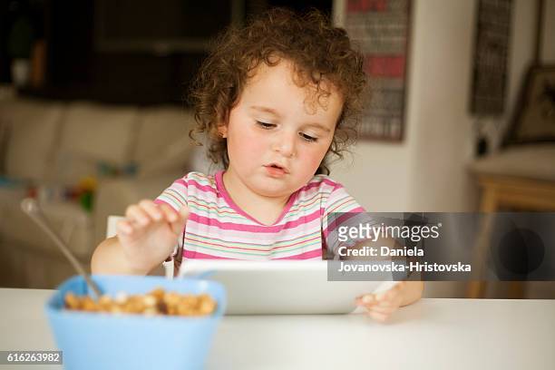 - frühstück  - baby spielt mit essen stock-fotos und bilder