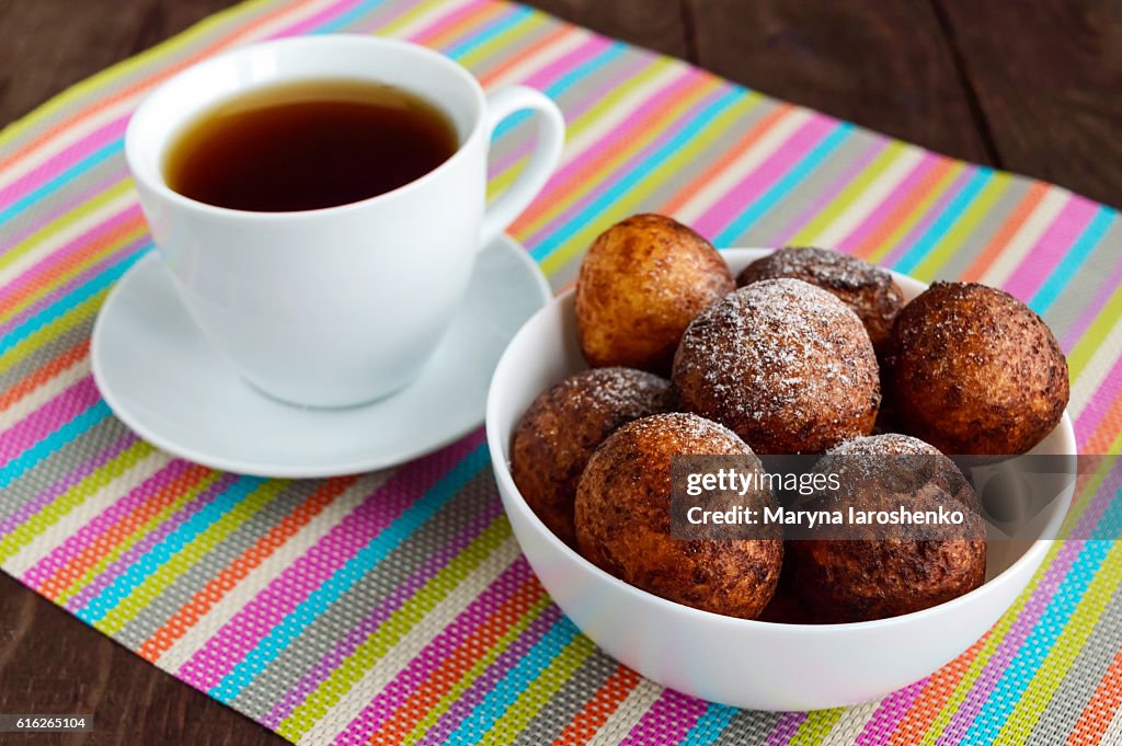 Vanille-Käsebällchen, frittiert und eine Tasse Tee.