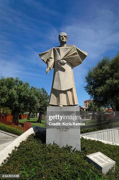 statue of antonio ferreira gomes, in porto, portugal - fazer compras 個照片及圖片檔