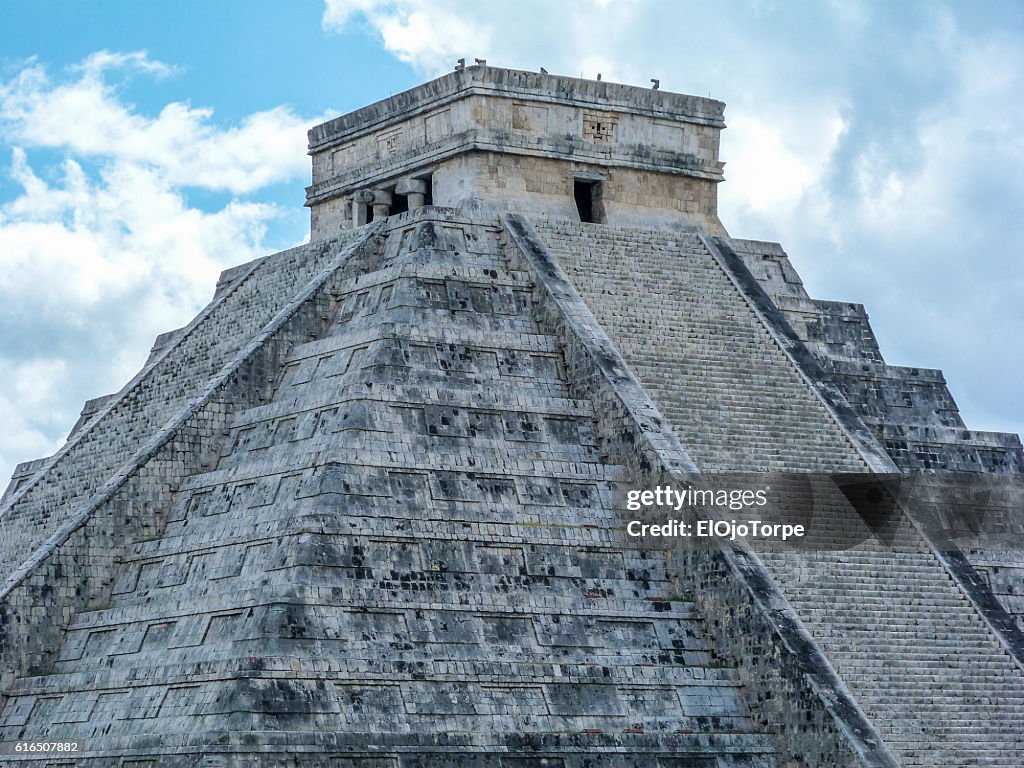View of "El Castillo" Temple or Pyramid of Kukulkan, Chichen Itza ruins, Mexico