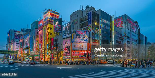 akihabara district at blue hour - akihabara fotografías e imágenes de stock