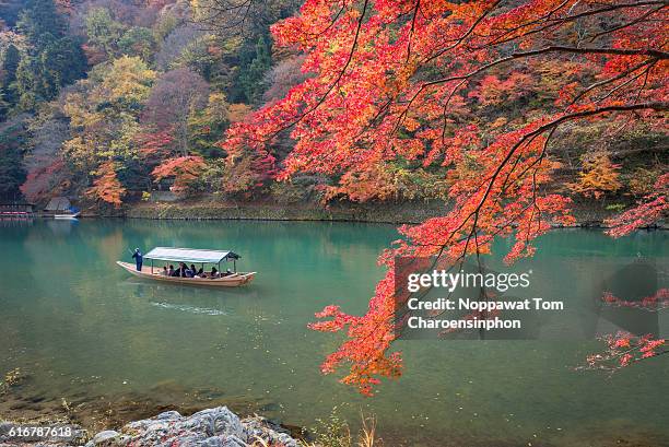 autumn scene in arashiyama, japan - arashiyama imagens e fotografias de stock