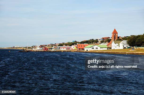 skyline of stanley / falkland islands - falklandeilanden stockfoto's en -beelden