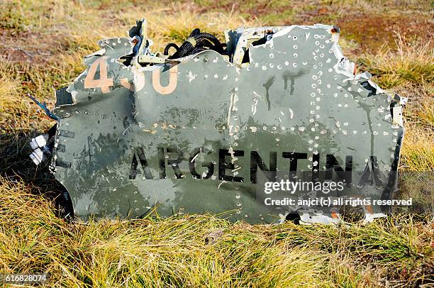 argentine "dagger" crash site, pebble island / falkland islands - pebble island - fotografias e filmes do acervo