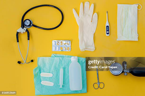 doctor table with medical items. flat lay - fourniture médicale photos et images de collection