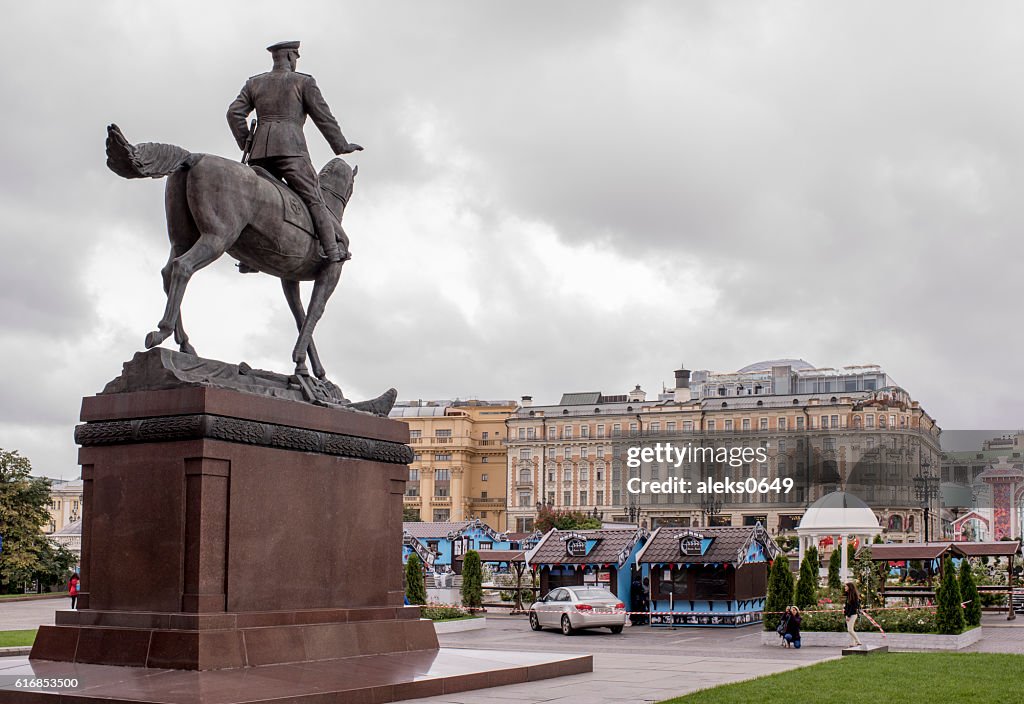 Okhotny Ryad Street. Touristen fotografiert Denkmal Schukow