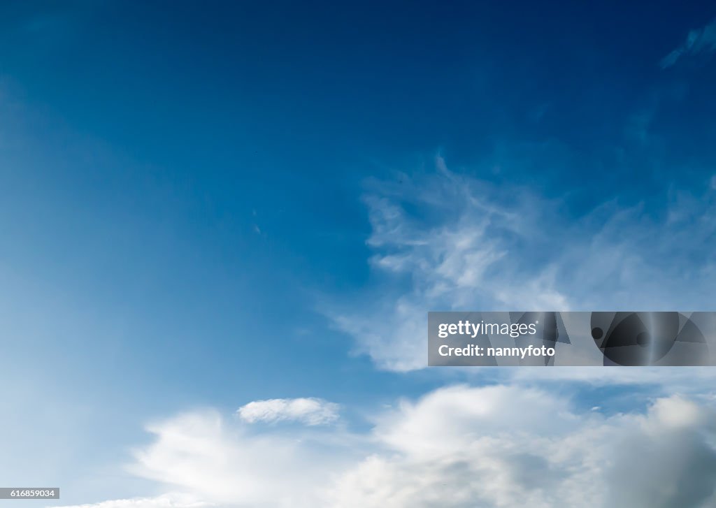 Himmel und weiße Wolke