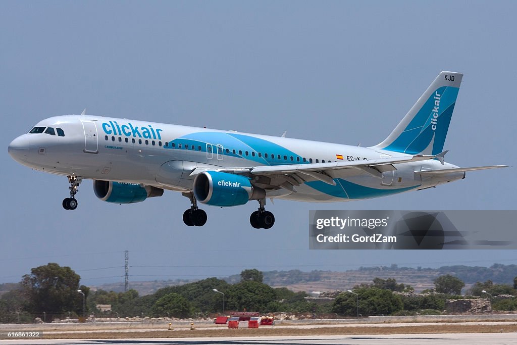 Clickair Airbus on short finals